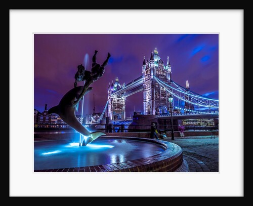 Fountian at tower bridge by Assaf Frank